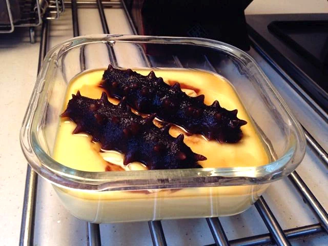 Fertiggestelltes Gericht von Flan mit Ei und Seegurke